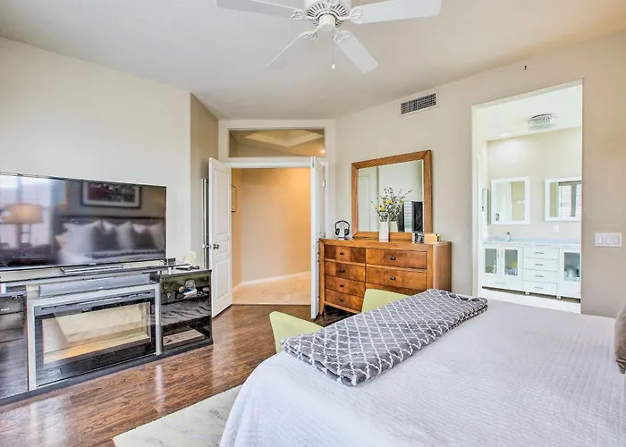 Pool & Pickleball Access: Quiet Home! Holiday home