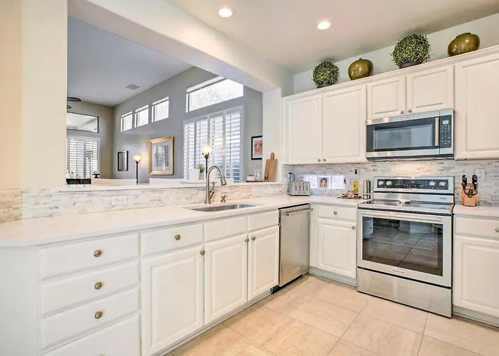 Pool & Pickleball Access: Quiet Home! Holiday home