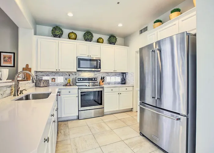 Pool & Pickleball Access: Quiet Home! Holiday home *
