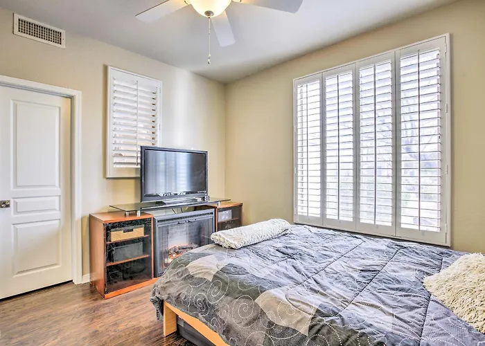 Pool & Pickleball Access: Quiet Home! Holiday home
